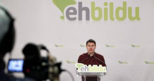 El parlamentario y portavoz de EH Bildu, Hasier Arraiz, durante ua rueda de prensa en San Sebastián 