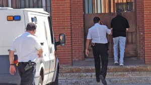 Conducción de un preso al centro penitenciario de Cáceres