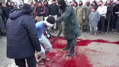 Decapitación llevada a cabo por miembros del Estado Islámico