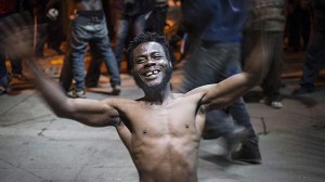 Un ilegal celebra su llegada al CETI de Melilla tras saltar la valla