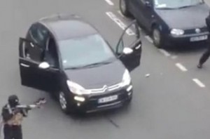 Imagen del vídeo del atentado contra la sede del diario satírico 'Charlie Hebdo' en París
