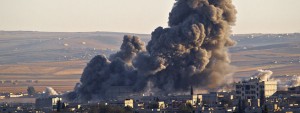 Una columna de humo se alza sobre una posición del Estado Islámico en Kobane, una imagen que se ha convertido en habitual desde septiembre