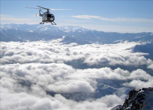 Un helicóptero del Grupo de Rescate e Intervención en Montaña (GREIM) de la Guardia Civil sobrevuela la zona del Macizo Oriental de Picos de Europa. 