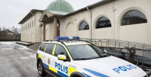 La Policía, junto a la mezquita de Uppsala