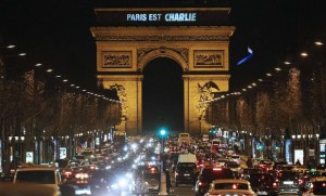 París es Charlie. El arco del triunfo anoche homenajea a los caídos, tras la finalización de tres días de pesadilla.