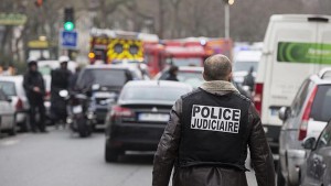 Un policía desplegado cerca del semanario satírico francés 'Charlie Hebdo' tras el ataque.