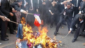 Abogados paquistaníes queman una foto de Hollande.