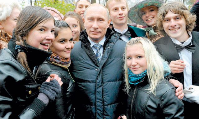 Vladimir Putín con un grupo de graduados universitarios.