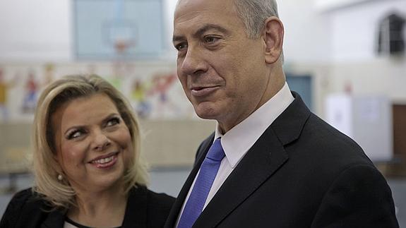 Netanyahu y su esposa, Sara.