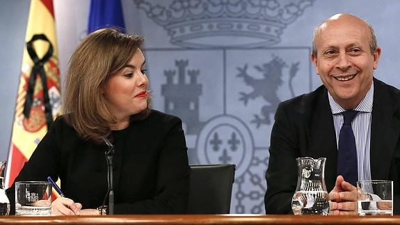 El ministro Wert, con la vicepresidenta Sáenz de Santamaría, ayer.
