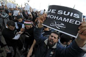 Un manifestante argelio sostiene un cartel en el que se lee "Yo soy Mahoma", como muestra de rechazo a la reciente portada de la revista satírica Charlie Hebdo. 