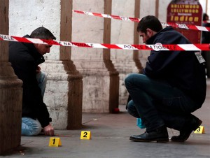 Agentes analizan el lugar donde se produjo el ataque en Niza. 