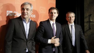 El presidente de Ciudadanos, Albert Rivera, junto a los economistas Luis Garicano y Manuel Conthe. 