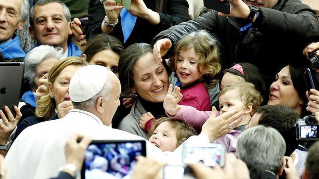 El Papa saluda a los feligreses antes de su encuentro con las cooperativas italianas