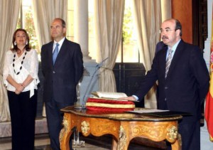 El exconsejero de Presidencia, Gaspar Zarrías (d), promete su cargo ante el entonces presidente andaluz, Manuel Chaves, y la exconsejera María del Mar Moreno  
