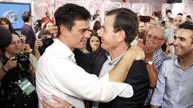 Tomás Gómez (d) se abraza con Pedro Sánchez (i)