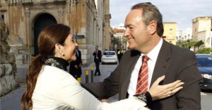 La alcaldesa de Elche, Mercedes Alonso, saluda al presidente de la Comunidad de Valencia, Alberto Fabra.