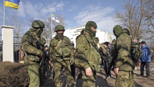 Soldados rusos a las afueras de Simferópol