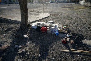 Vista general de la "casa" de un sin techo en un descampado de la ciudad de Valencia, cuando ya son dos los indigentes muertos en las últimas dos semanas