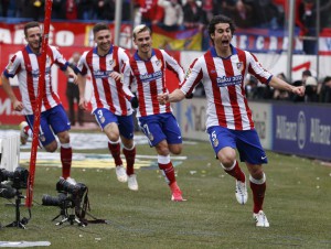 Tiago celebra el primer gol del Atlético.