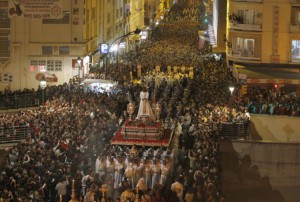 Una muchedumbre acompaña al Cautivo a su paso por las calles de Málaga
