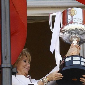Esperanza Aguirre levanta el título conquistado por el Madrid en 2011.