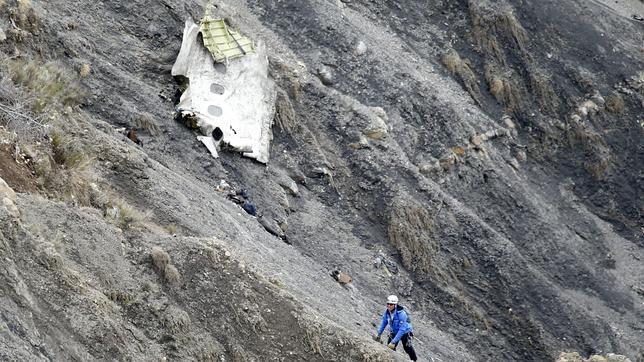 Fragmentos del avión de Germanwings siniestrado en Francia