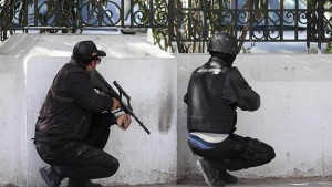 Fuerzas de Seguridad tunecinas toman posiciones en las cercanías del museo.