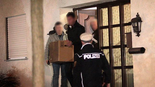 Agentes alemanes sacan documentación de la casa de Lubitz