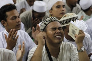 Un grupo de islamistas reza por Bin Laden en Yakarta.
