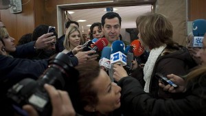 El candidato del PP, Juanma Moreno, tras votar esta mañana