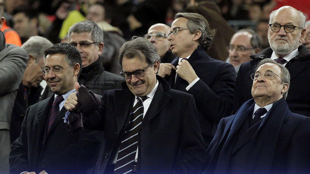 Josep Maria Bartomeu y Florentino Pérez, en el palco del Camp Nou,