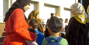 Una mujeres musulmanas llevana sus hijos al colegio. 