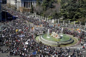 Vista general de la manifestación celebrada hoy por el centro de Madrid 