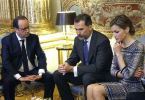 Los Reyes de España durante la reunión que mantuvieron hoy en el Palacio del Elíseo con el presidente francés François Hollande tras su llegada a París
