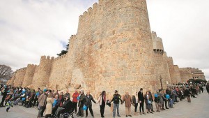 La ciudad de Ávila celebró con un multitudinario abrazo a la Muralla ayer el aniversario del nacimiento de Santa Teresa. 