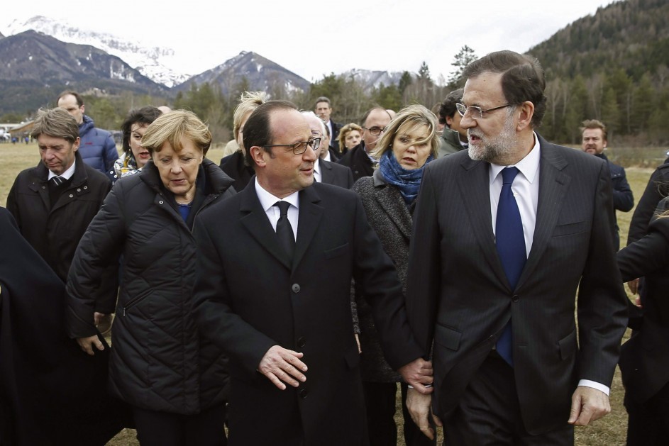 Rajoy, Hollande y Merkel visitan la zona del accidente aéreo