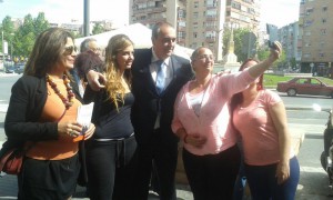Vecinos de calle La Unión se hacen selfies con el candidato de Soluciona a la Alcaldía de Málaga, Armando Robles