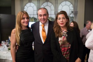 Armando Robles, junto a la candidata de Soluciona, Susana Almenara (d) y la periodista valenciana Lorena Oltra