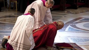El papa Francisco es ayudado al levantarse del suelo durante la misa de Viernes Santo oficiada en la Basílica de San Pedro en el Vaticano. 
