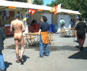 Uno de los integrantes de la asociación camina desnudo por las calles de la Ciudad Condal