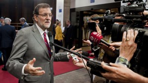 El presidente del Gobierno español, Mariano Rajoy, realiza declaraciones a la prensa tras el Consejo Europeo.  Leer más:  El empleo de Rajoy: la mayor caída salarial de Europa. 