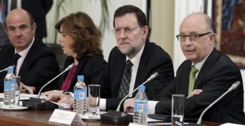 El presidente del Gobierno, Mariano Rajoy, con la vicepresidenta Soraya Sáenz de Santamaría y los ministros Luis de Guindos y Cristóbal Montoro.