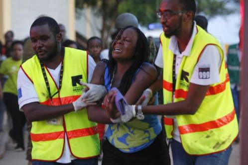 Dos sanitarios ayudan a una mujer liberada por Al Shabab, en la Universidad Leer más: Al menos 147 muertos en el asalto de Al Sahabaab a una universidad en Kenia