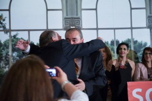El coordinador de Soluciona en Málaga, Ángel Gálvez, abraza a Armando Robles tras su discurso
