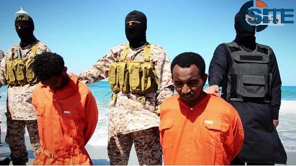Imagen del vídeo difundido por Estado Islámico de la ejecución de 30 cristianos etíopes en Libia.