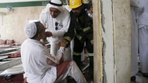 Un hombre herido es atendido por varias personas tras una explosión registrada en una mezquita de la población de Al Qadi  Leer más:  Al menos 21 muertos en una atentado en una mezquita en Arabia Saudí 