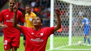 El colombiano Bacca celebra el primero de sus dos goles para Sevilla ante Dnipro.