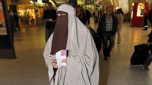 Una mujer con burka en Francia, donde existe una ley similar a la aprobada por Holanda