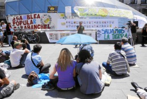 Los cuatro años transcurridos desde 2011 han pasado factura al 15-M. Apenas cien personas se dieron cita ayer en la Puerta del Sol para «mantener viva la ilusión por el cambio» 